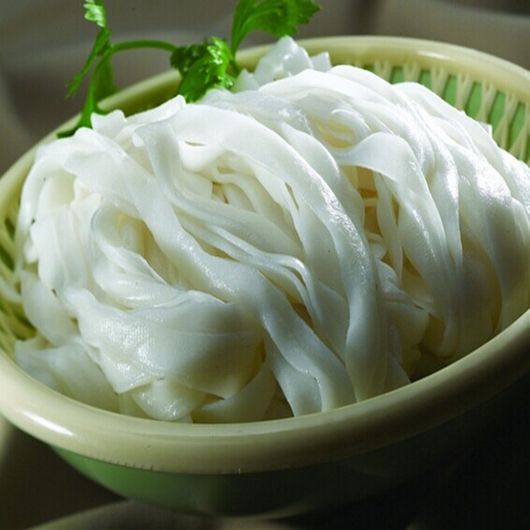  p>河粉(英文:rice noodles),又称沙河粉,形状是扁宽.