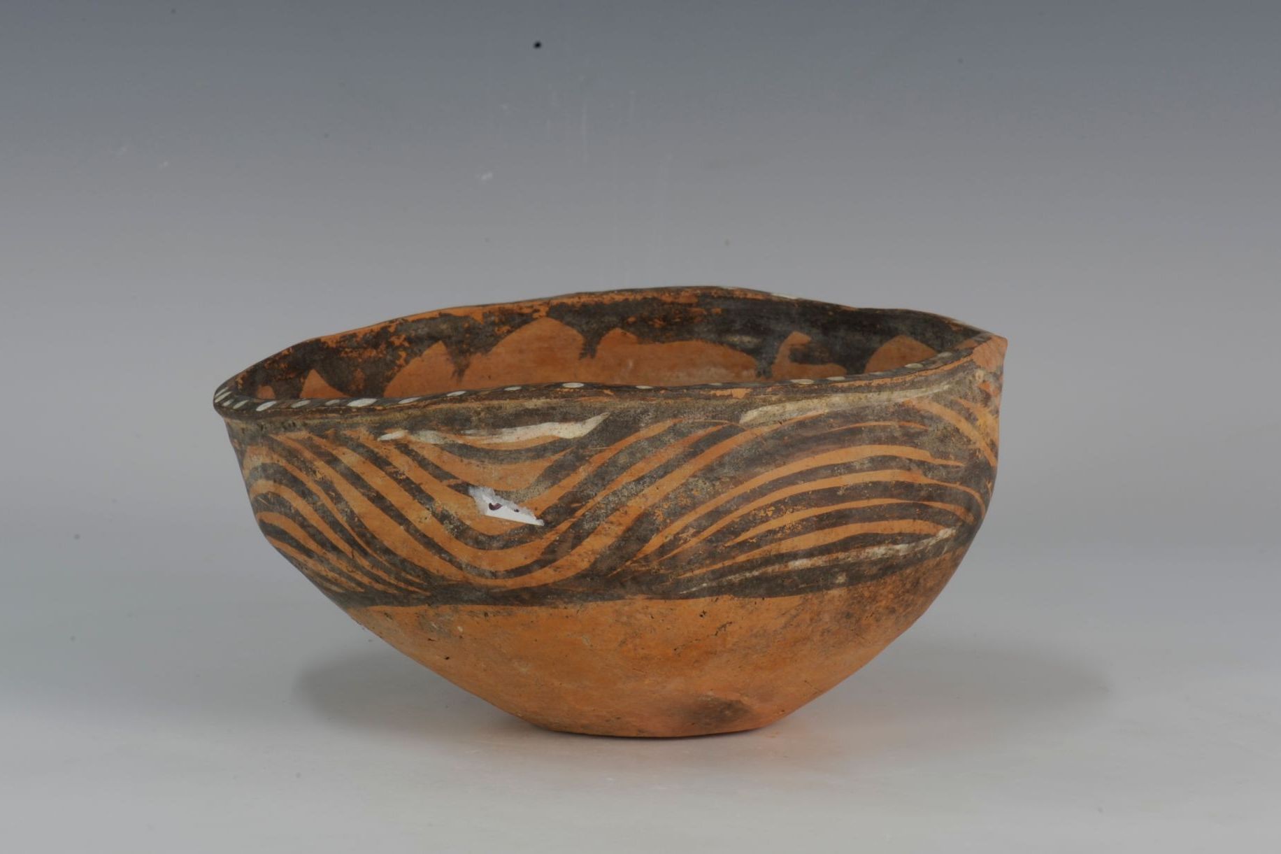  p>新石器时代马家窑水波纹彩陶钵是一件新石器时代的陶器,馆藏于海南