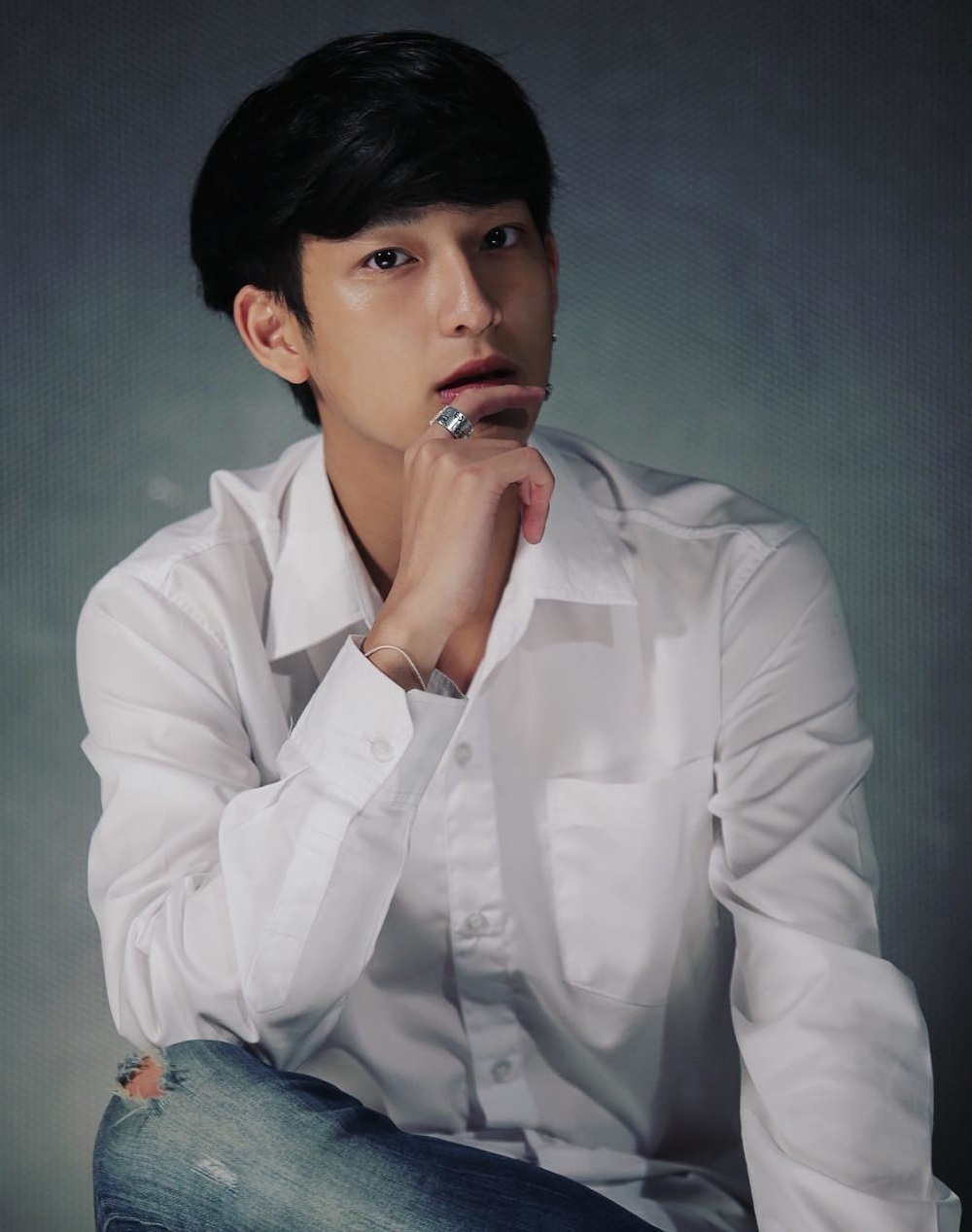 (chimon),2000年1月15日出生于泰国曼谷,泰国gmm tv旗下签约男演员