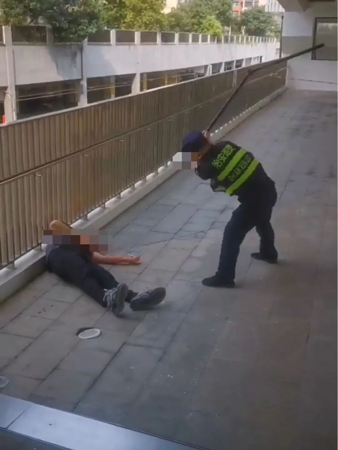 学校门口发生一起学校保安员与学生家长