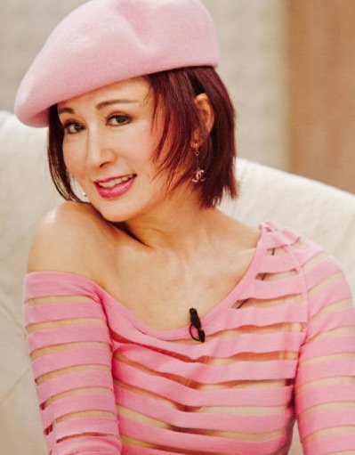  p>潘迎紫(angela),1949年6月5日出生于江苏省苏州市,华语影视女演员.