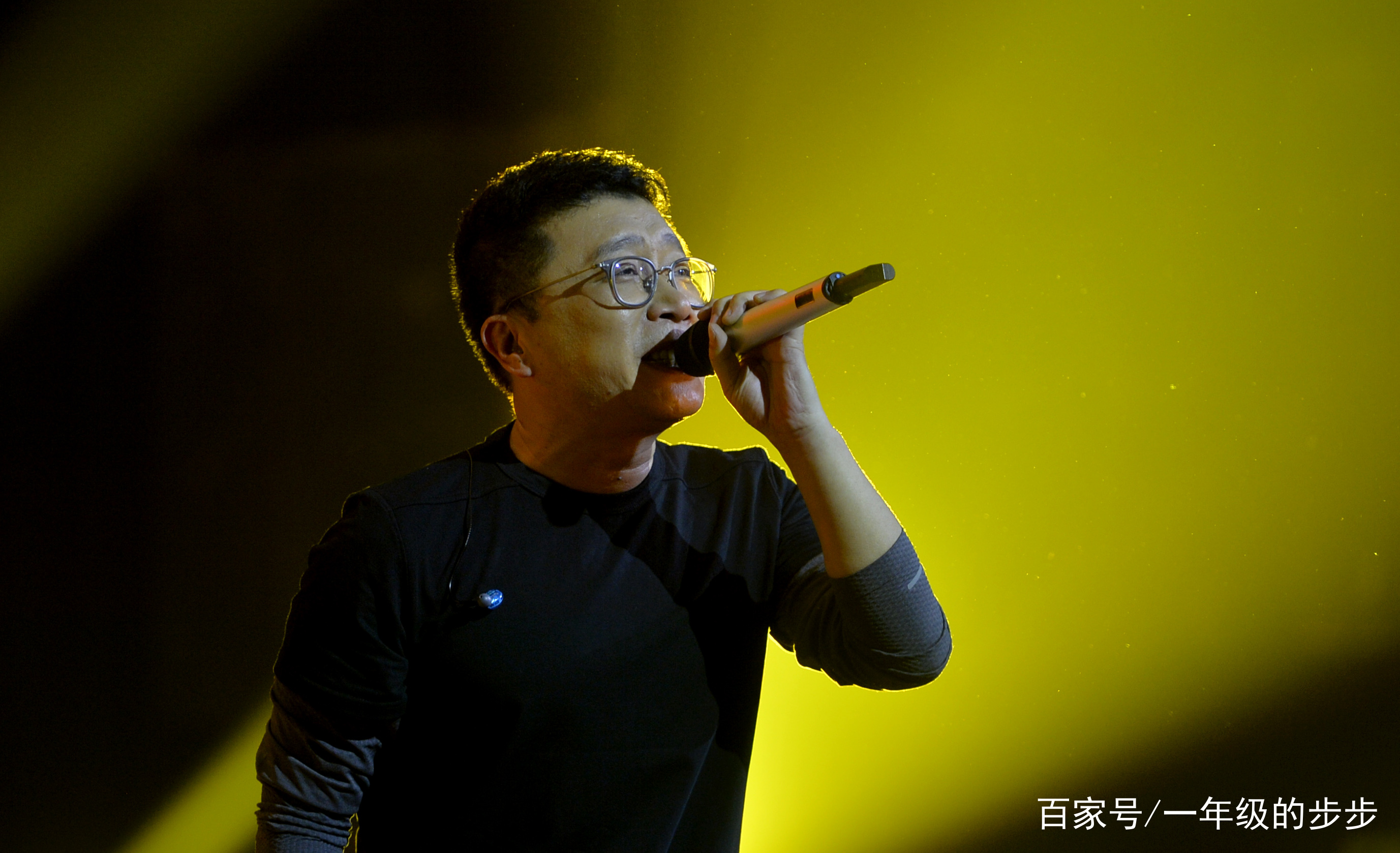 著名歌手庞龙母校校庆献歌，太激动忘记歌词_百科TA说