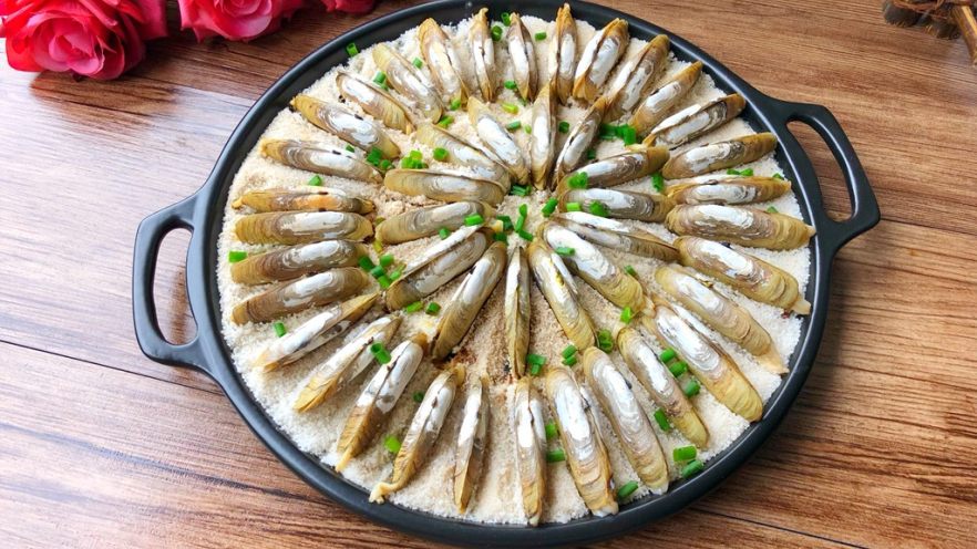  p data-id="gnwz2tgh70">平底锅版盐焗蛏是一道美食,由蛏子500克等