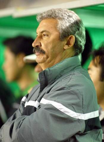  p>若泽·卡洛斯·德·奥利维拉(1947年4月23日——),男,足球教练.