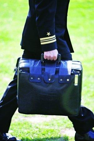 俄总统普京走到哪儿,总有一位身穿海军服的军官手提黑色皮箱贴身相随