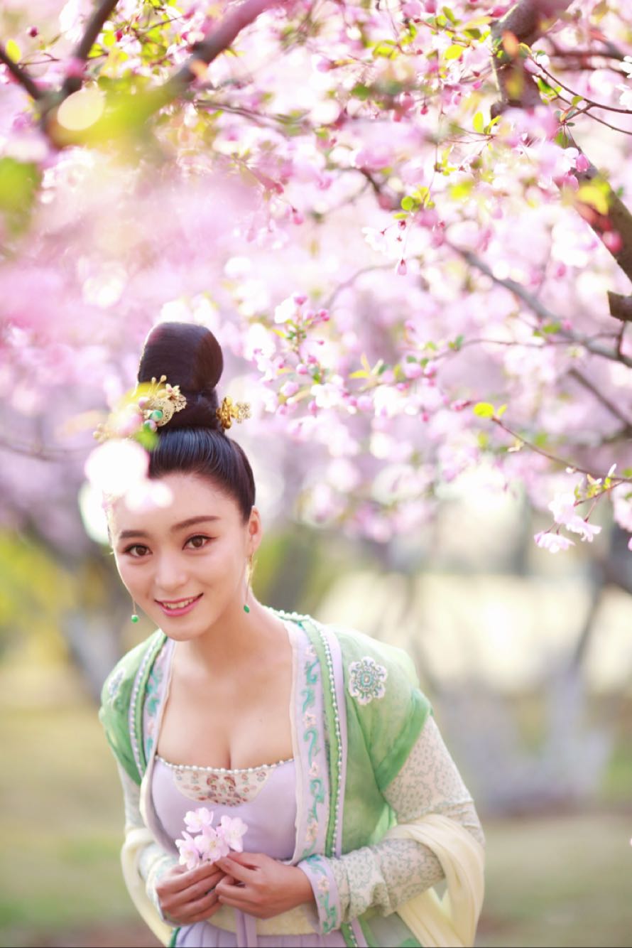 ,1989年11月17日出生于河南商丘