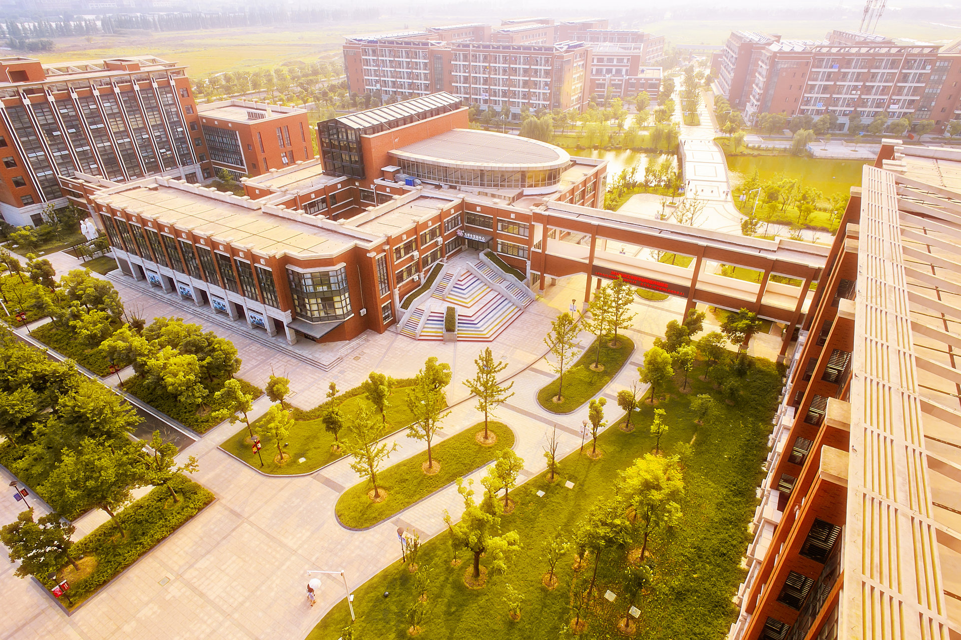  p>沙洲职业工学院,是在教育部备案,经江苏省人民政府批准,于1984年