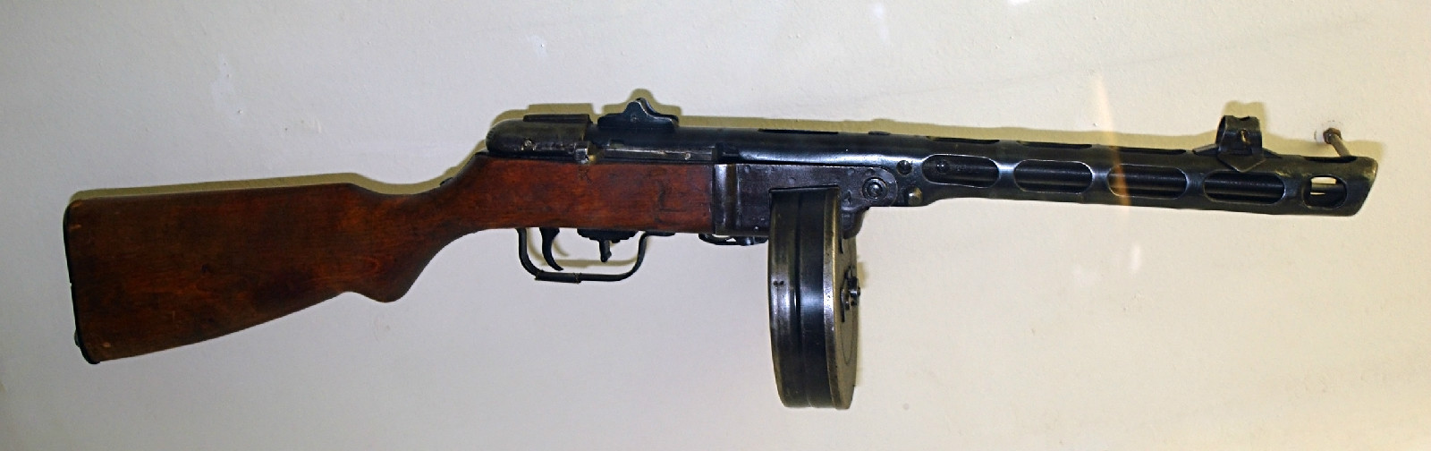 他设计的波波沙冲锋枪(ppsh 41)正是贯彻了这个理念. /p>