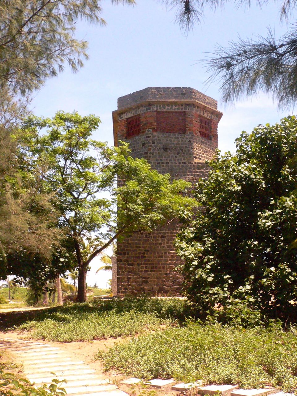  p>徐闻灯楼角位于湛江市徐闻县西南海滨,三面环海,东为角尾湾,南与