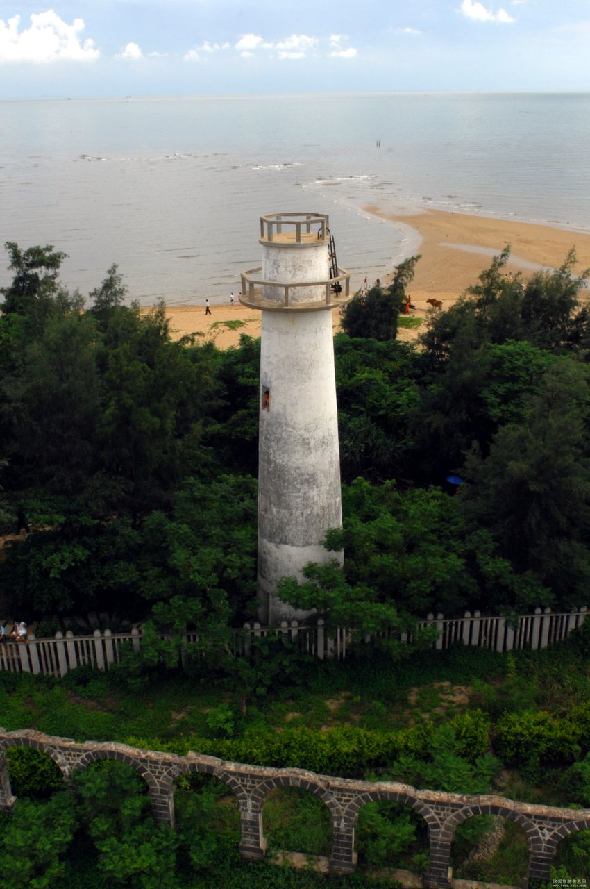  p>徐闻灯楼角位于湛江市徐闻县西南海滨,三面环海,东为角尾湾,南与