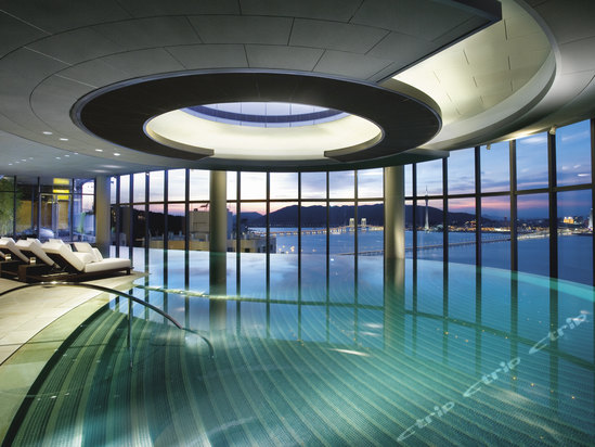  p>澳门新濠锋酒店坐落于凼仔优越地段,远离繁嚣;由世界知名大师精心