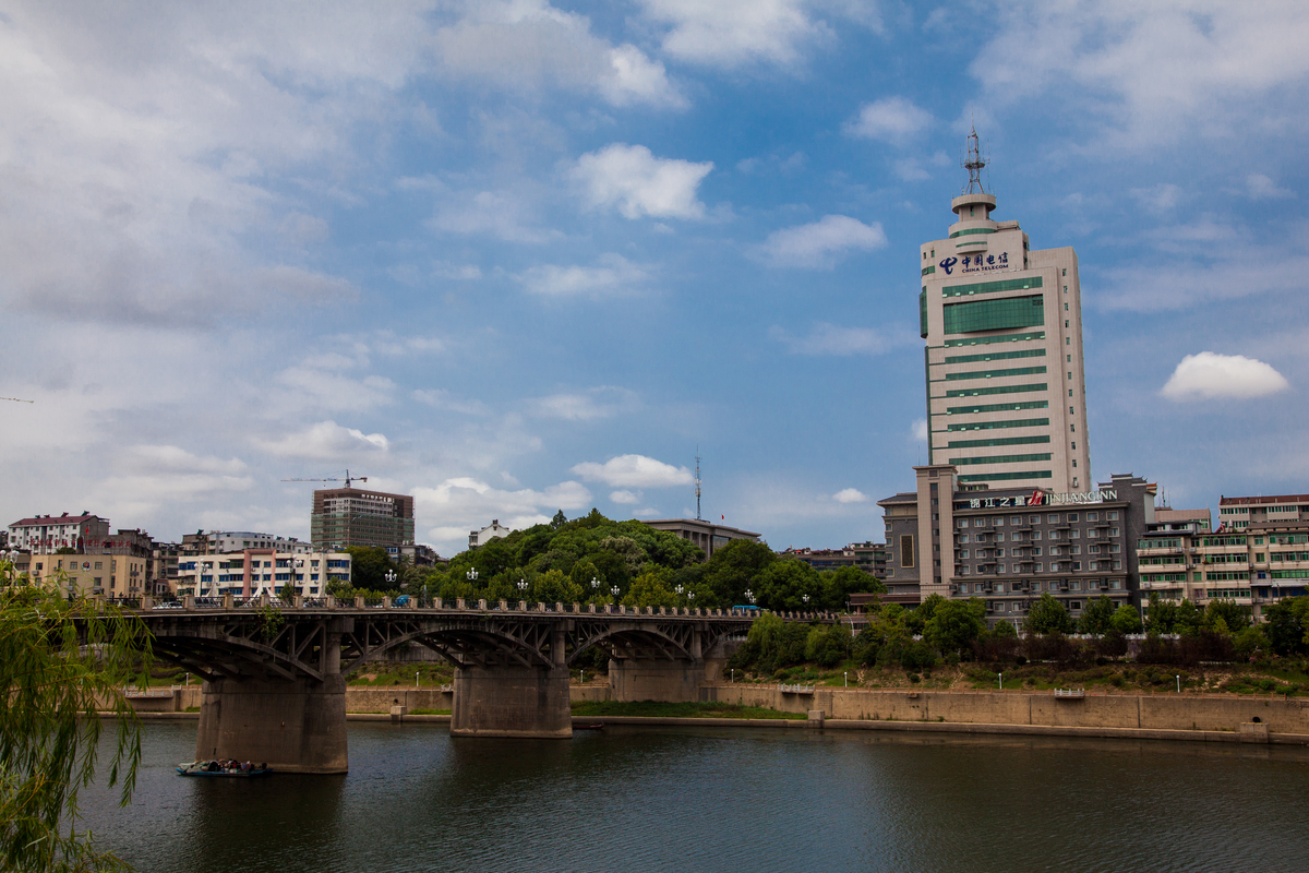 target="_blank" href="/item/珠山路">珠山路 /a>大桥,坐落在景德镇