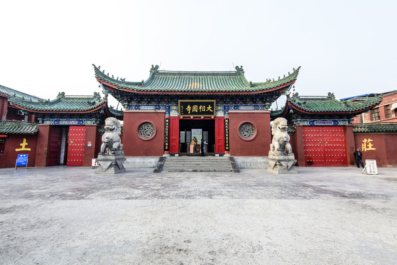  p data-id="gnbtds2ib5">山门意为寺院正面的楼门,寺院的一般称呼.