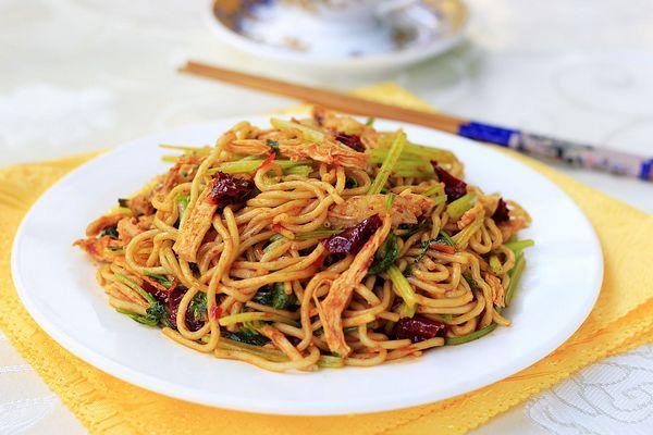  p>爆炒黄面是新疆特色面食. /p>