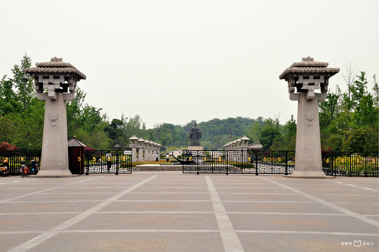  p>徐州汉文化景区位于江苏省徐州市云龙区三环兵马俑路1号,整个景区