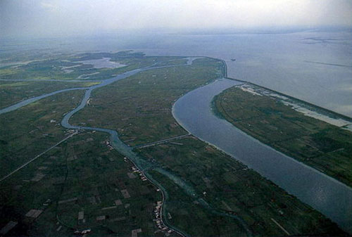  p>鄱阳湖平原,又称豫章平原,鄱阳湖盆地,是南昌盆地的重要部分.
