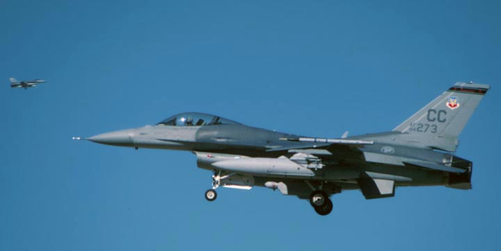 译文:战隼,通称:通用动力/洛克希德f-16"战隼",又称:国际战斗机),是