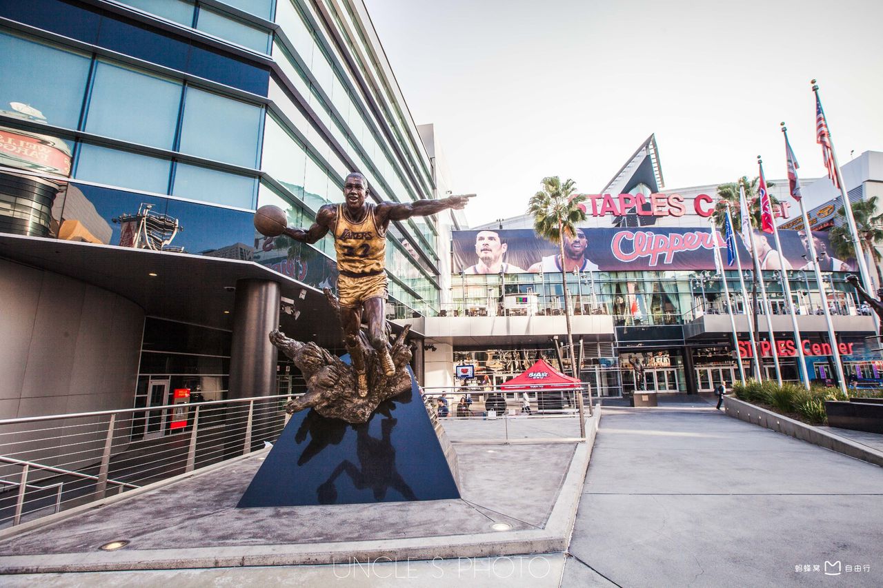  p>斯台普斯中心(staples center),位于美国加利福尼亚州洛杉矶市中心