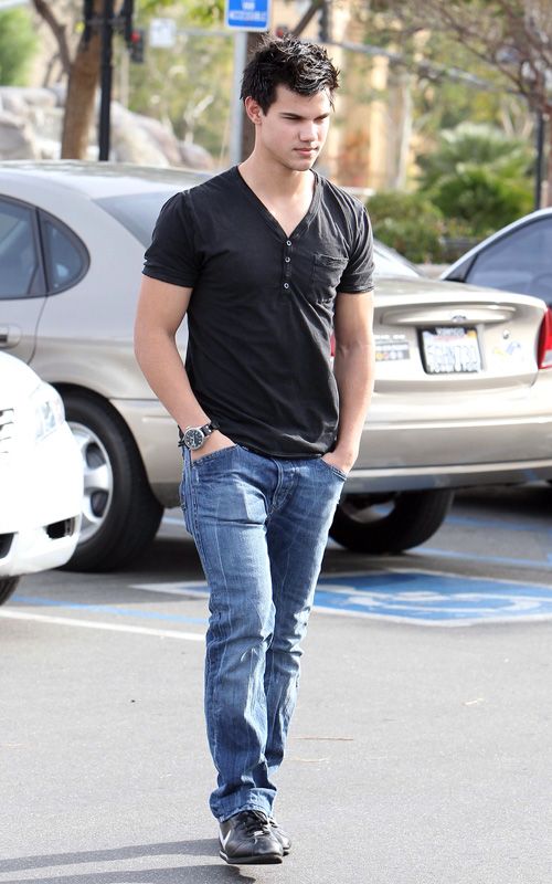  p>泰勒·洛特纳(taylor lautner),1992年2月11日出生于美国密歇根州