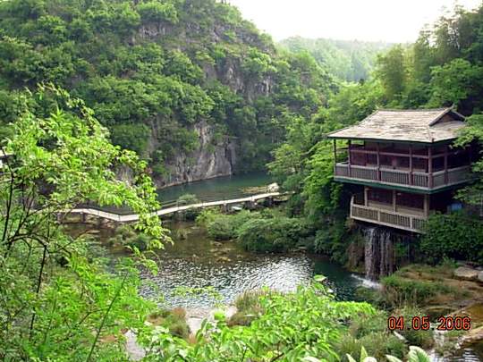 位于开阳县龙岗镇境内,景区距县城约50公里,距贵阳约60公里,规划总