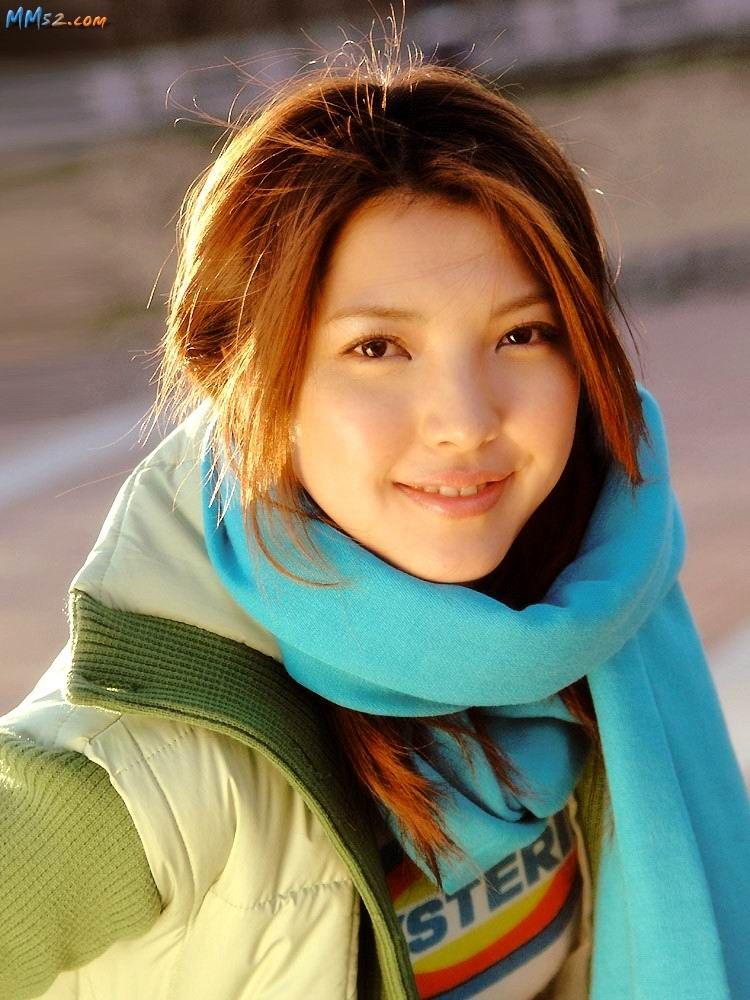  p>相马茜1998年首度参加赛车队race queen,她甜美的外型让演艺圈与