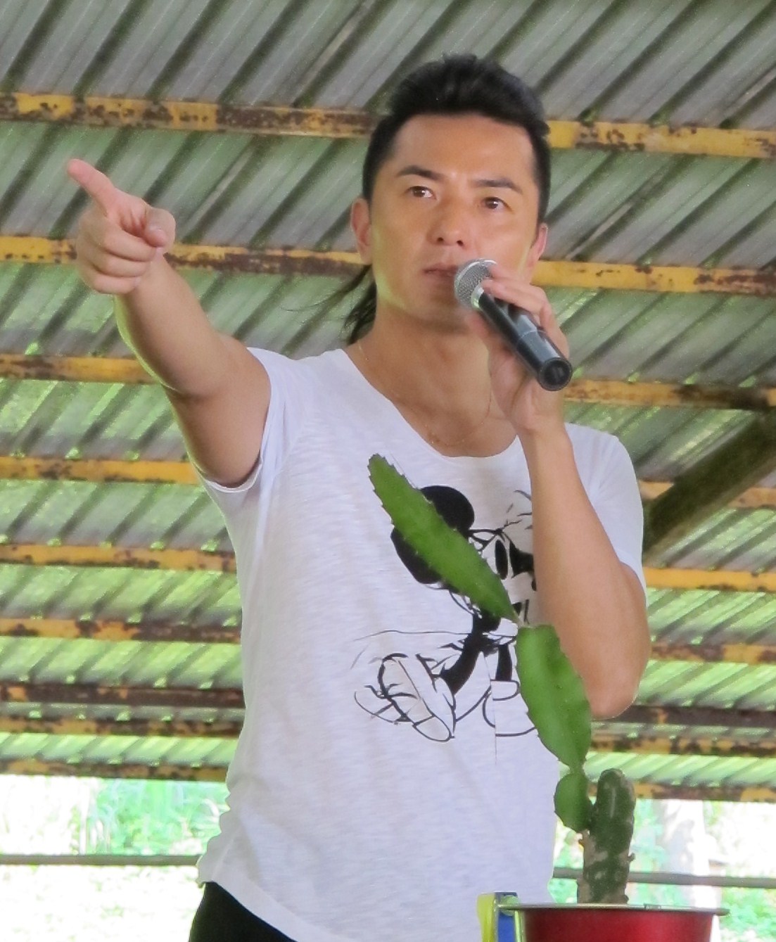 于中国香港,籍贯广东 a target="_blank" href="/item/恩平/75140"