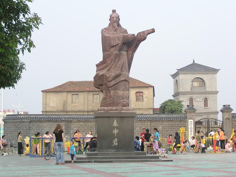 信阳历来为南北之要冲,以中原文化为主体,融合了南北迥然相异的文化