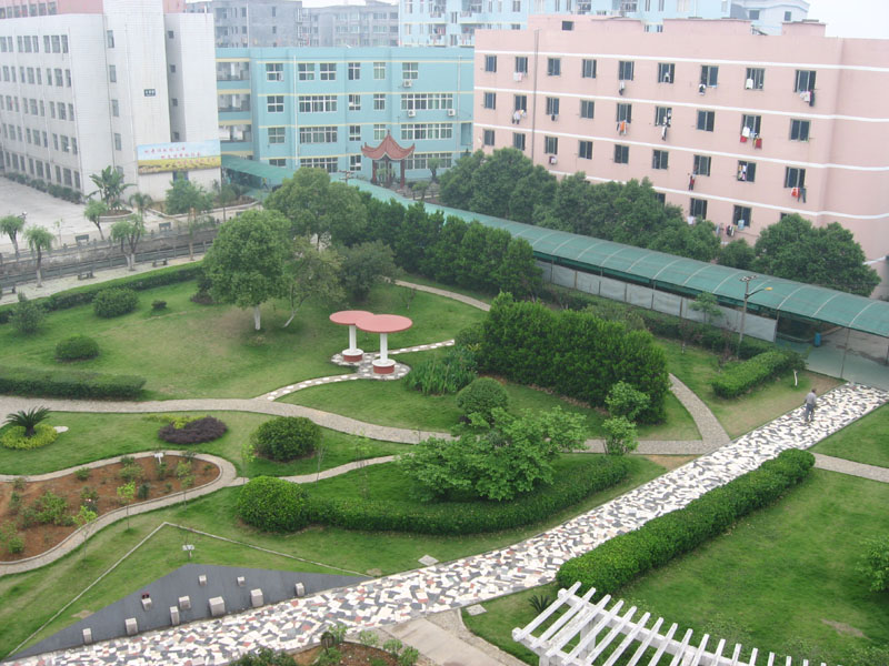  p>苍南县巨人中学(龙港市第三高级中学)座落中国第一座农民城—龙港