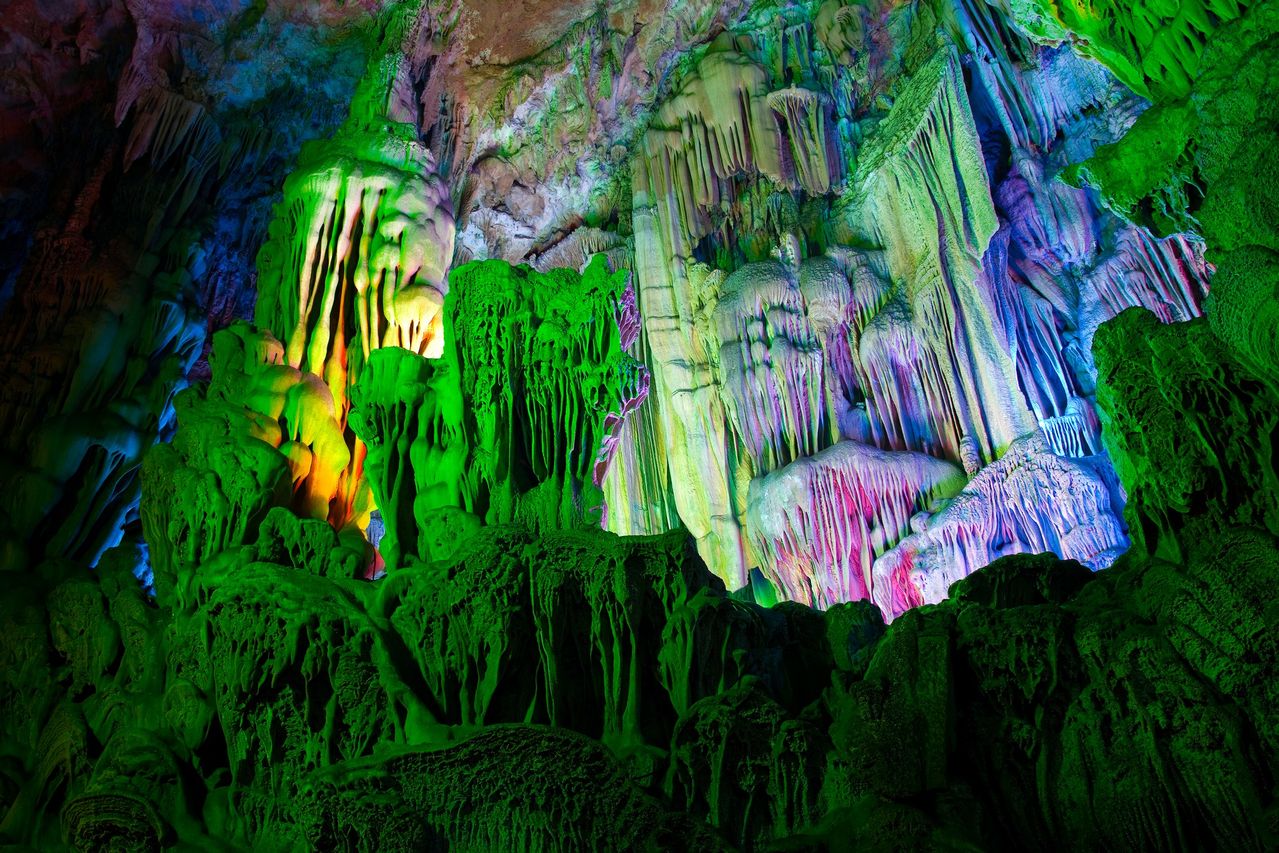  p>芦笛岩位于桂林市西北郊,距市中心 5 公里,是一个以游览 a target=