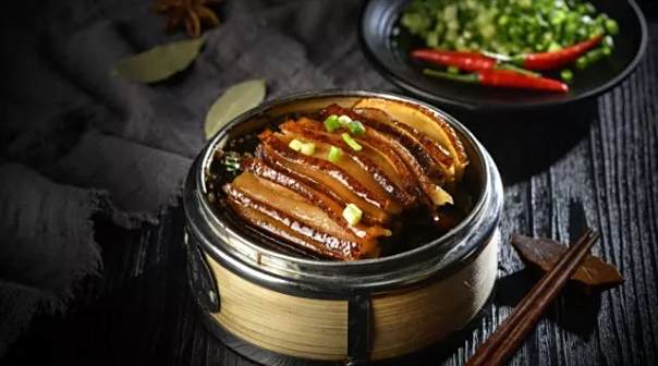 <p>梅菜扣肉成品