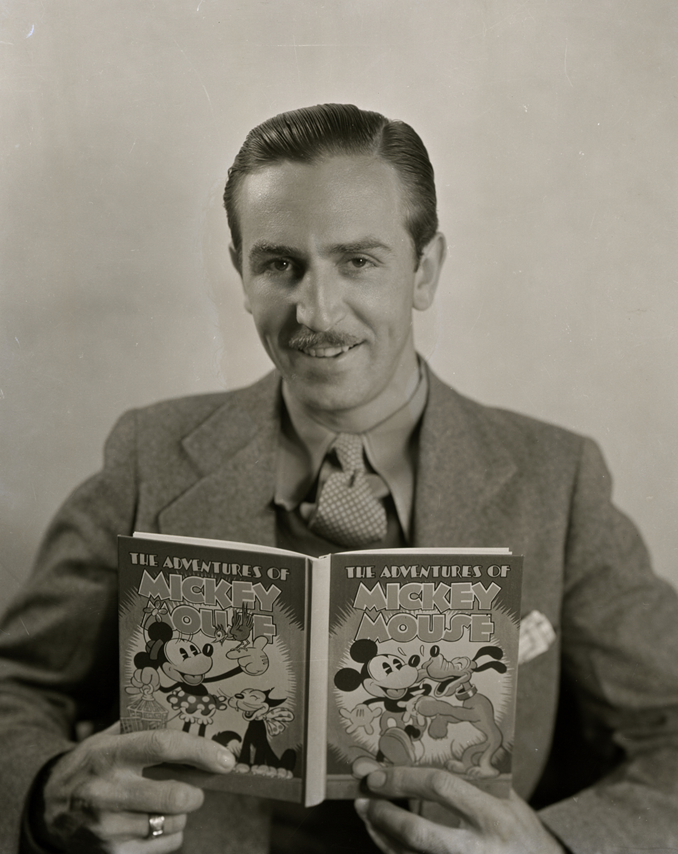 全名华特·埃利亚斯·迪士尼(walter elias disney),又译沃尔特