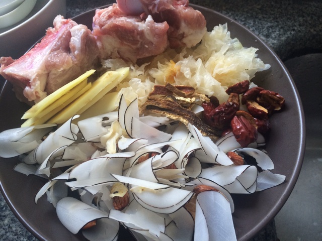 2岁宝宝能喝鳄鱼肉煲汤吗_海参能煲汤给儿童喝吗_鳄鱼肉干煲汤老人可以喝吗