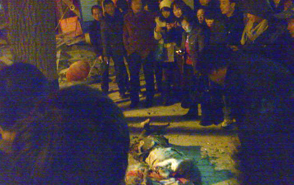 武汉市雄楚大街武汉中学旁的建设银行发生爆炸,造成过路群众2人死亡