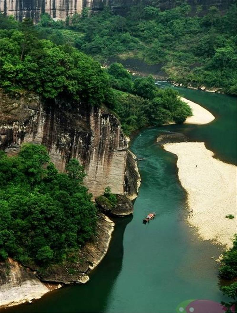 黄岗山是武夷山脉最高峰,是整个 a target="_blank" href="/item/华东