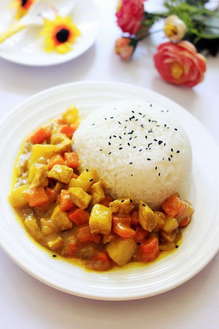  p>咖喱土豆鸡肉饭是以鸡肉和米饭为主制成的一道简单易制家常菜.