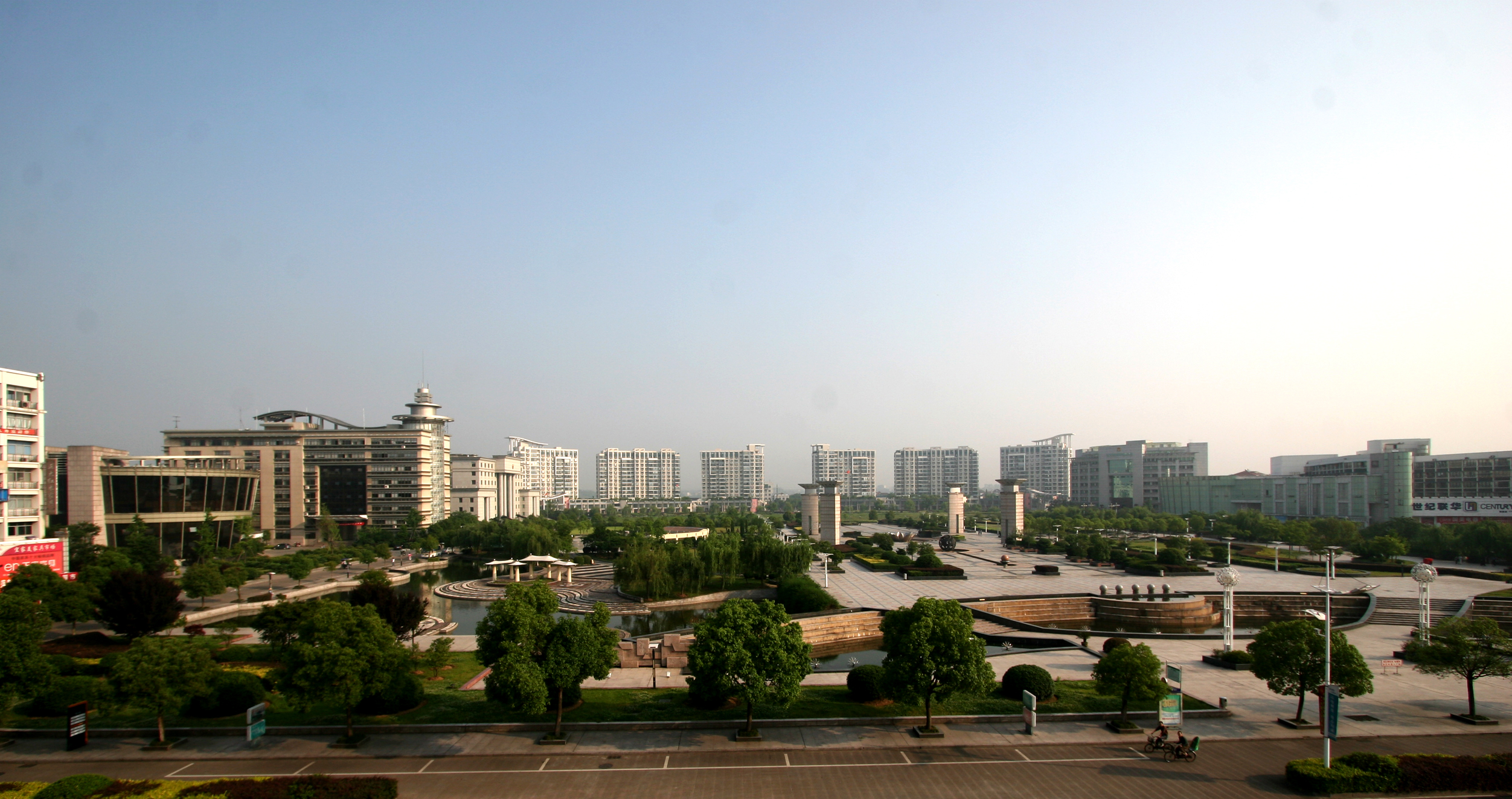  p data-id="gnzl1hmkrc">浙江省龙游县荣昌广场,是一座集文化,休闲