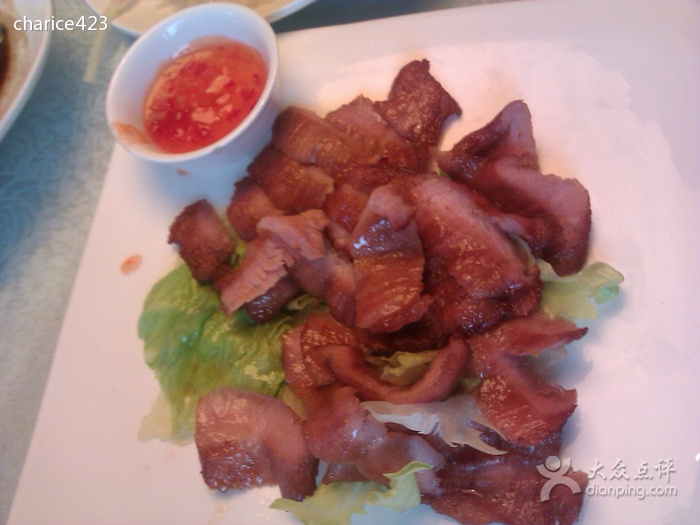 原料选择:选用皮薄,肉嫩,无头,无后腿的新鲜猪的半片猪肉,俗称段头或