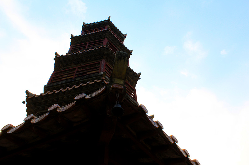  p>蓬莱寺塔在浛洸镇东北方平地上,因塔旁建有蓬莱寺(已毁)而得名.