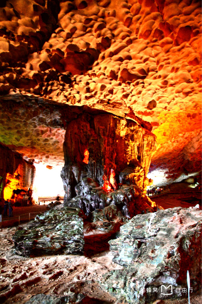  p>惊讶洞是一个下龙湾的旅游景点,具体地址为位于北部湾西部,离越南