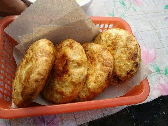 当地人称老潍县肉火烧,以城隍庙肉火烧最为出名和好吃.