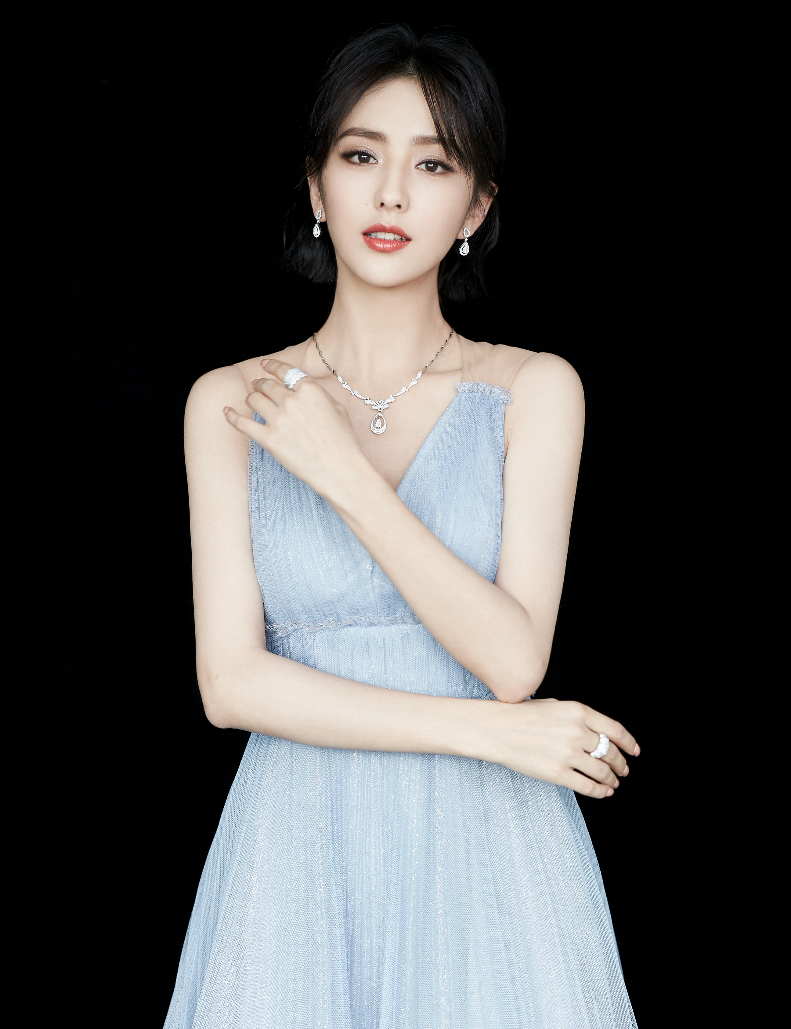  p>佟丽娅,1983年8月8日出生于新疆伊犁察布查尔,中国内地影视女演员