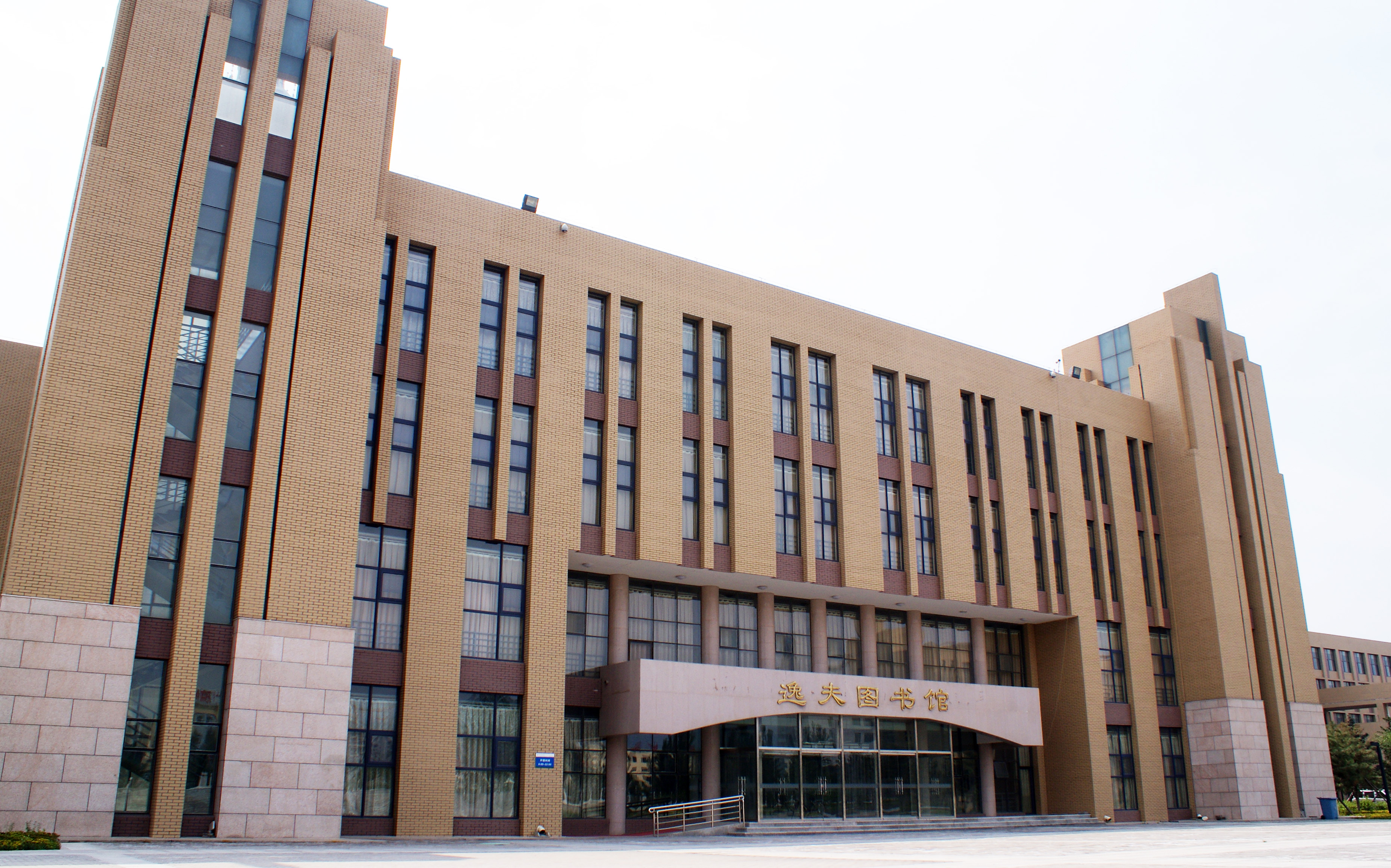 工业大学(inner mongolia university of technology)简称"内工大"