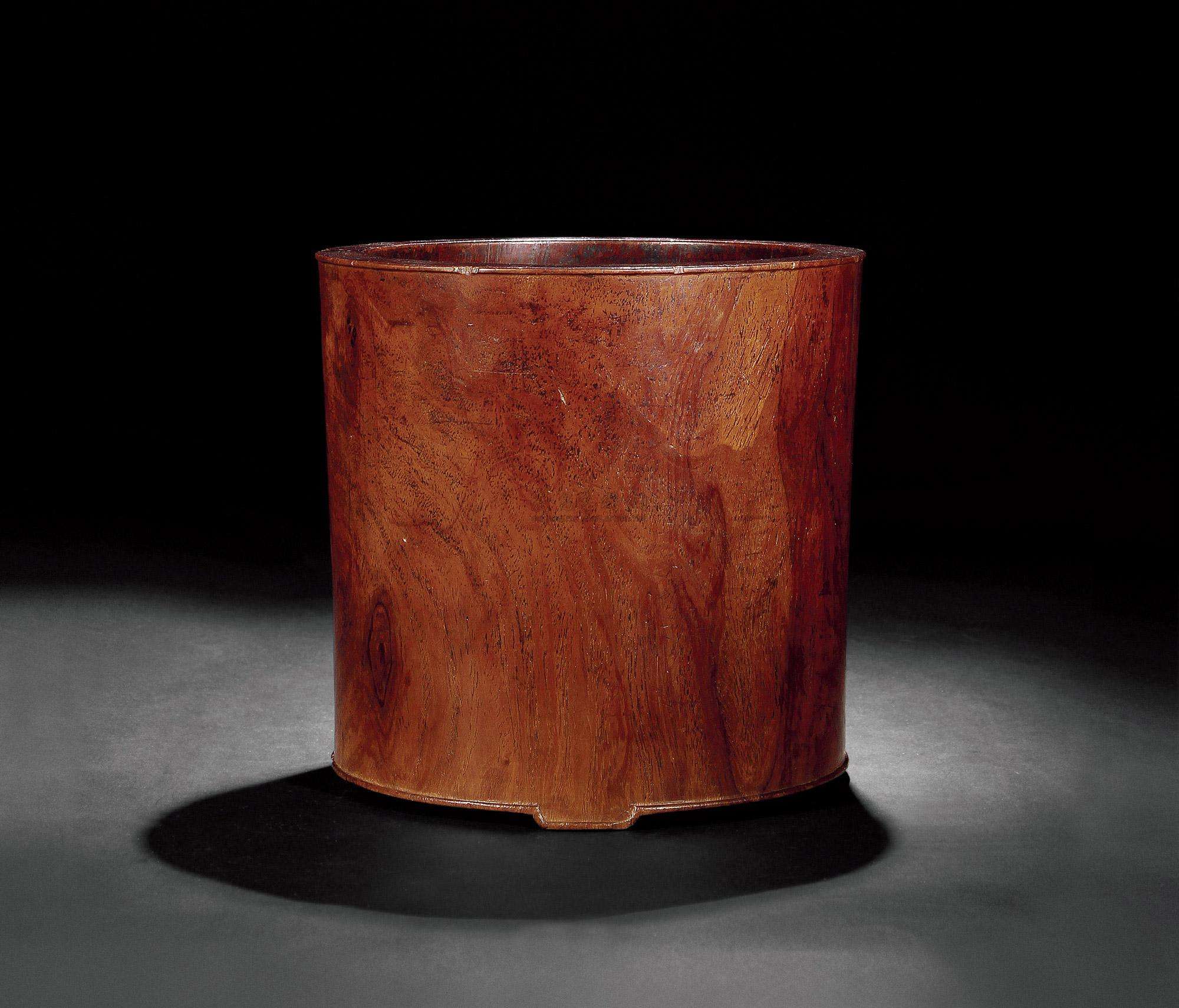 敞口,圆腹,平足;形制端庄典雅,器物表面光素无纹,材质为黄花梨,通体有