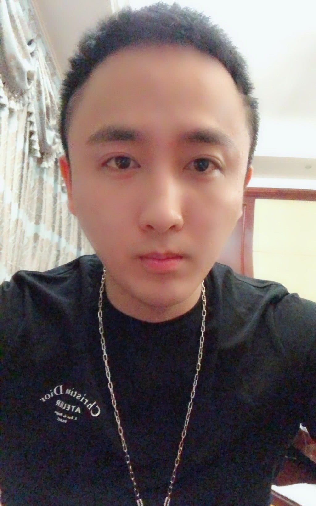  p>散打哥 ,原名陈伟杰,男,中国国籍,1989年11月2