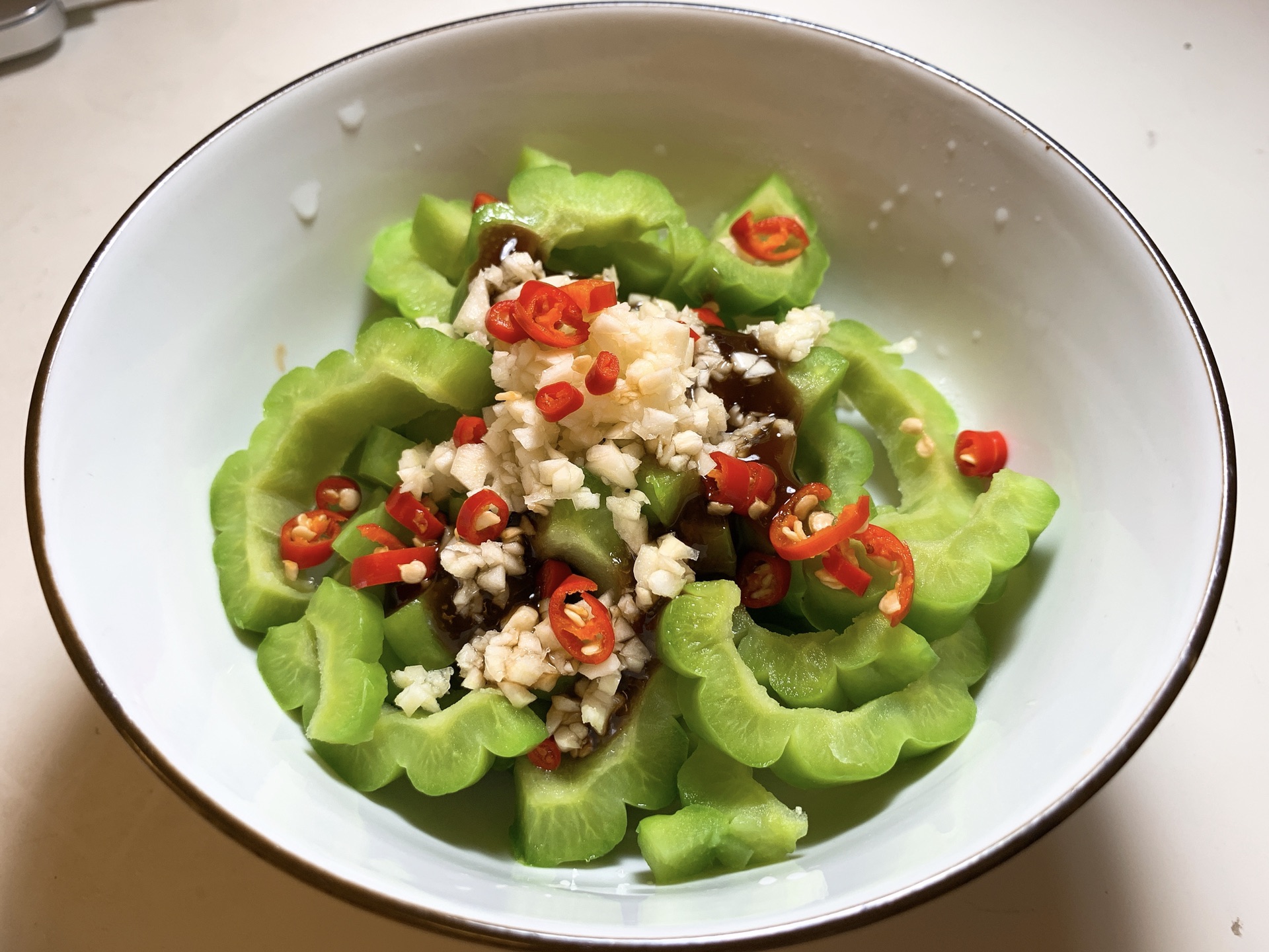  p>凉拌苦瓜是一道著名的凉菜,制作原料主要有苦瓜,核桃油,豆瓣酱等