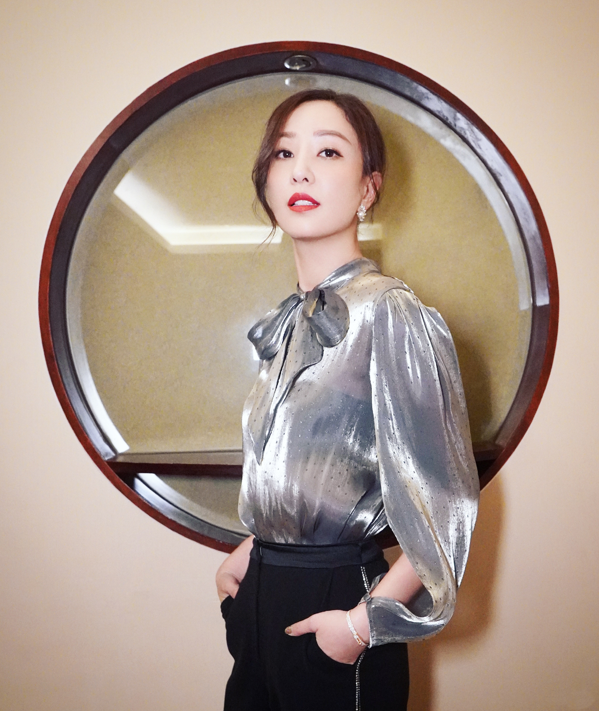  p>郑希怡,1981年9月6日出生于上海市,中国香港女歌手,演员, a target