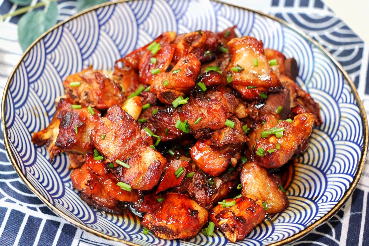  p>家常红烧排骨是一道家常菜,主要原材料有肋排或小排,配料有生姜,葱