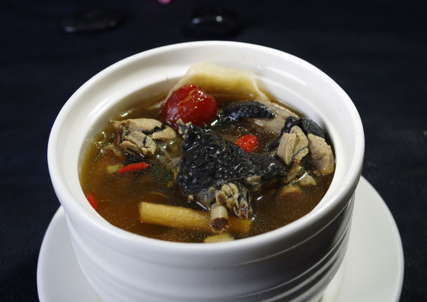  p>枸杞红枣乌鸡汤是一道 a href="#" data-lemmaid="4983316">菜品 