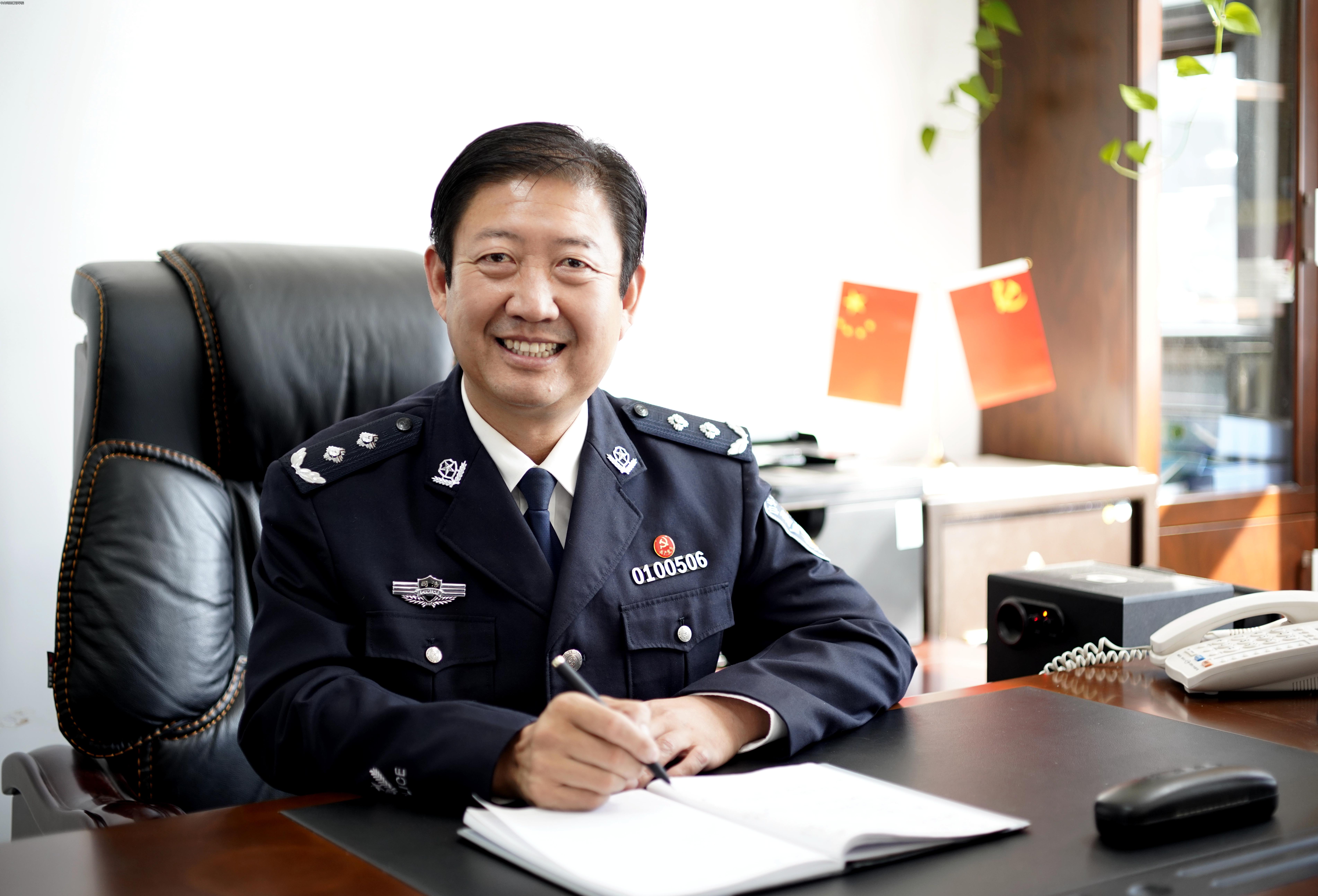 男,汉族,1966年6月生,中共党员,研究生,二级警监,现任中央司法警官