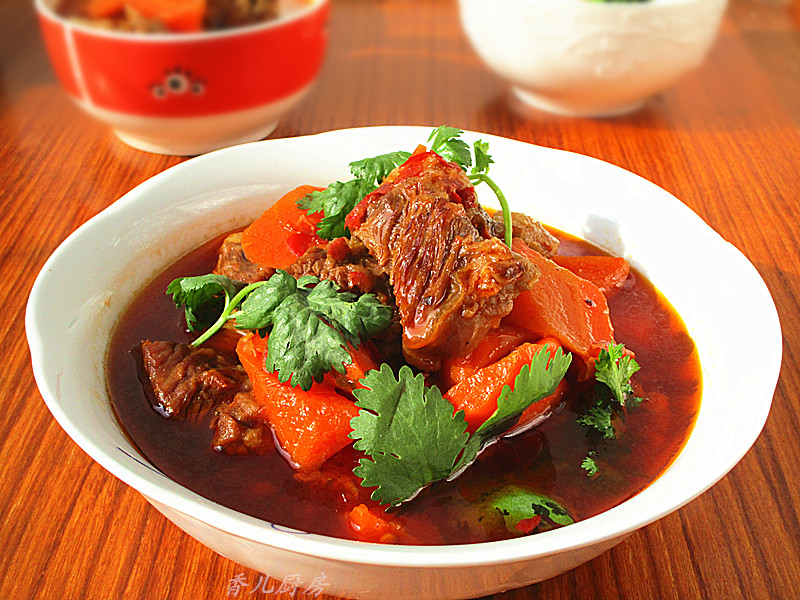  p>胡萝卜红烧牛肉是一道简单的家常菜,主料是 a target="_blank"